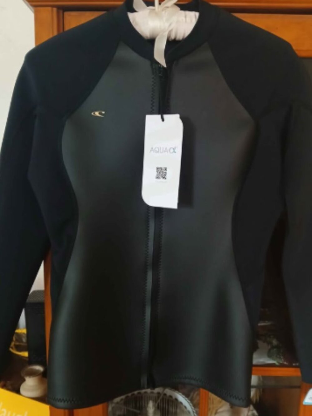 NEW Women's O'Neill WET SUIT TOP, new w\tags Black 18" pit to pit, AQUA